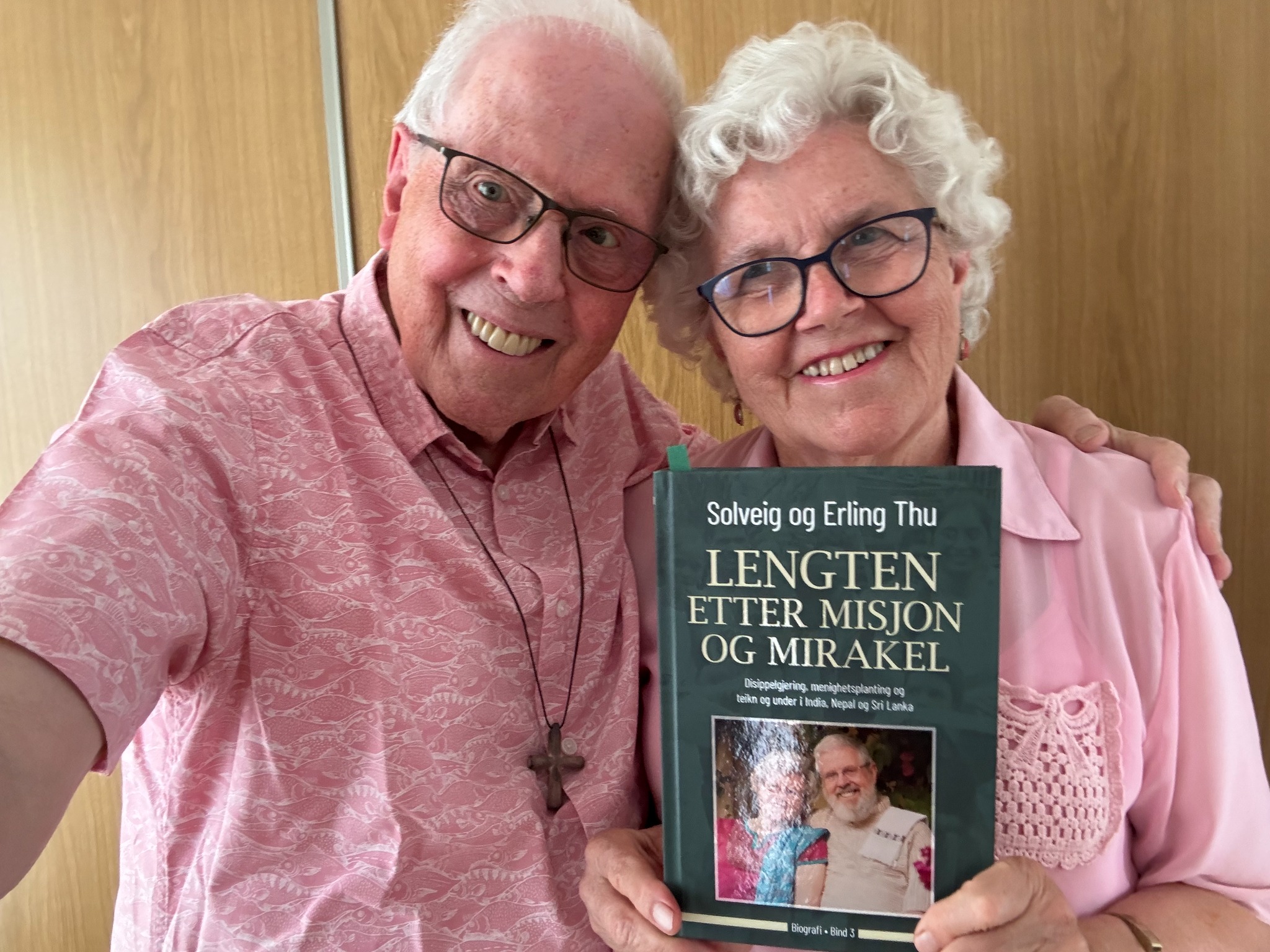 Solveig og Erling Thu smiler saman og held ei av bøkene sine